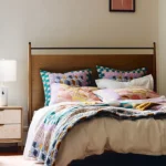 talent design, modern meşe karyola, pirinç detaylı yatak başlığı, askılı başlıklı ahşap karyola, doğal tonlarda sade yatak tasarımı, çağdaş çizgili meşe yatak, minimal ve zarif karyola modeli, doğal masif ahşap yatak çerçevesi, şık başlık detaylı modern yatak, iç mekan için sade ve şık karyola, temiz formlu tasarım yatak, yatak odası için fonksiyonel modern mobilya, yıkanabilir başlıklı karyola önerisi