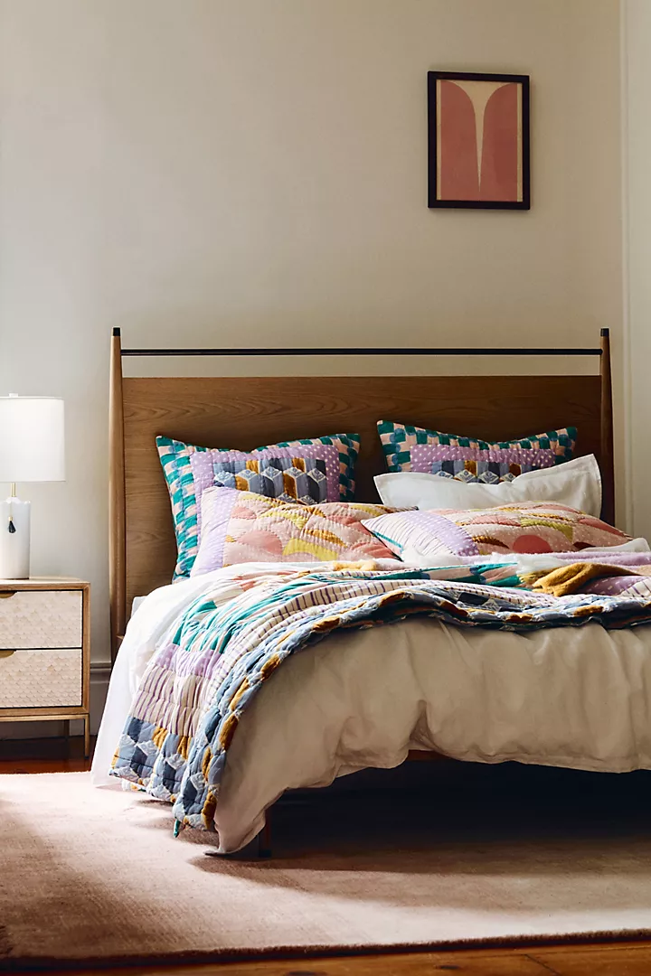 talent design, modern meşe karyola, pirinç detaylı yatak başlığı, askılı başlıklı ahşap karyola, doğal tonlarda sade yatak tasarımı, çağdaş çizgili meşe yatak, minimal ve zarif karyola modeli, doğal masif ahşap yatak çerçevesi, şık başlık detaylı modern yatak, iç mekan için sade ve şık karyola, temiz formlu tasarım yatak, yatak odası için fonksiyonel modern mobilya, yıkanabilir başlıklı karyola önerisi
