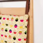 talent design, modern meşe karyola, pirinç detaylı yatak başlığı, askılı başlıklı ahşap karyola, doğal tonlarda sade yatak tasarımı, çağdaş çizgili meşe yatak, minimal ve zarif karyola modeli, doğal masif ahşap yatak çerçevesi, şık başlık detaylı modern yatak, iç mekan için sade ve şık karyola, temiz formlu tasarım yatak, yatak odası için fonksiyonel modern mobilya, yıkanabilir başlıklı karyola önerisi