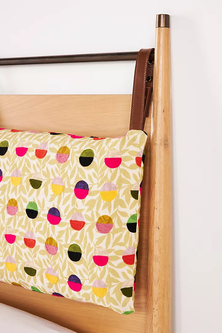talent design, modern meşe karyola, pirinç detaylı yatak başlığı, askılı başlıklı ahşap karyola, doğal tonlarda sade yatak tasarımı, çağdaş çizgili meşe yatak, minimal ve zarif karyola modeli, doğal masif ahşap yatak çerçevesi, şık başlık detaylı modern yatak, iç mekan için sade ve şık karyola, temiz formlu tasarım yatak, yatak odası için fonksiyonel modern mobilya, yıkanabilir başlıklı karyola önerisi