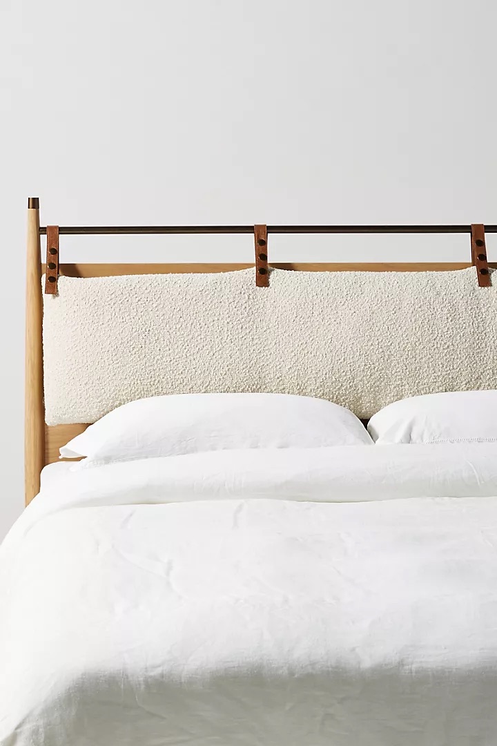 talent design, modern meşe karyola, pirinç detaylı yatak başlığı, askılı başlıklı ahşap karyola, doğal tonlarda sade yatak tasarımı, çağdaş çizgili meşe yatak, minimal ve zarif karyola modeli, doğal masif ahşap yatak çerçevesi, şık başlık detaylı modern yatak, iç mekan için sade ve şık karyola, temiz formlu tasarım yatak, yatak odası için fonksiyonel modern mobilya, yıkanabilir başlıklı karyola önerisi