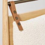 talent design, modern meşe karyola, pirinç detaylı yatak başlığı, askılı başlıklı ahşap karyola, doğal tonlarda sade yatak tasarımı, çağdaş çizgili meşe yatak, minimal ve zarif karyola modeli, doğal masif ahşap yatak çerçevesi, şık başlık detaylı modern yatak, iç mekan için sade ve şık karyola, temiz formlu tasarım yatak, yatak odası için fonksiyonel modern mobilya, yıkanabilir başlıklı karyola önerisi