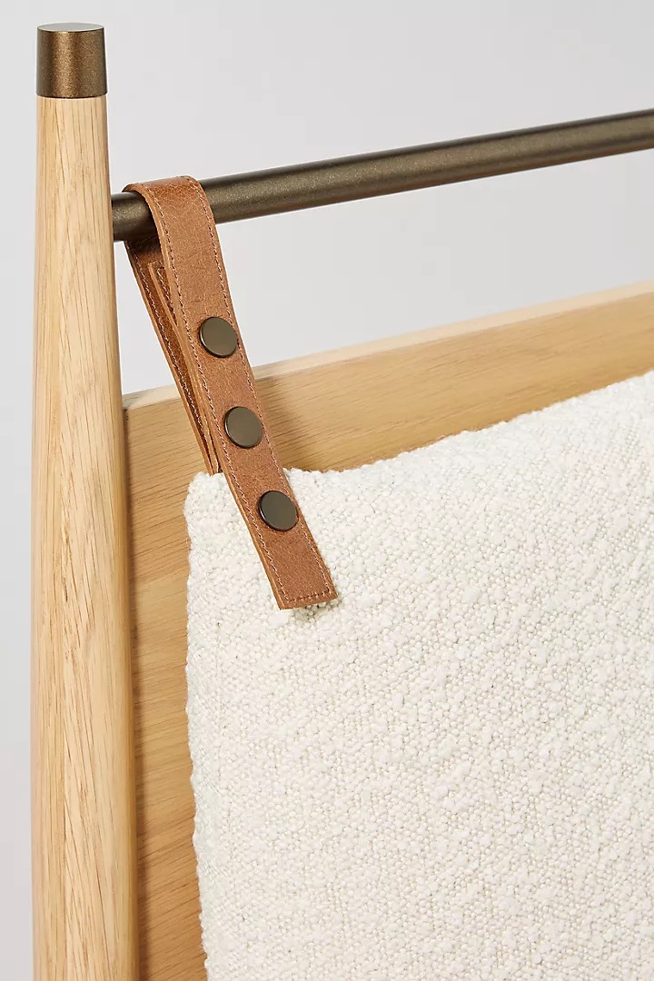 talent design, modern meşe karyola, pirinç detaylı yatak başlığı, askılı başlıklı ahşap karyola, doğal tonlarda sade yatak tasarımı, çağdaş çizgili meşe yatak, minimal ve zarif karyola modeli, doğal masif ahşap yatak çerçevesi, şık başlık detaylı modern yatak, iç mekan için sade ve şık karyola, temiz formlu tasarım yatak, yatak odası için fonksiyonel modern mobilya, yıkanabilir başlıklı karyola önerisi