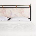 talent design, modern meşe karyola, pirinç detaylı yatak başlığı, askılı başlıklı ahşap karyola, doğal tonlarda sade yatak tasarımı, çağdaş çizgili meşe yatak, minimal ve zarif karyola modeli, doğal masif ahşap yatak çerçevesi, şık başlık detaylı modern yatak, iç mekan için sade ve şık karyola, temiz formlu tasarım yatak, yatak odası için fonksiyonel modern mobilya, yıkanabilir başlıklı karyola önerisi
