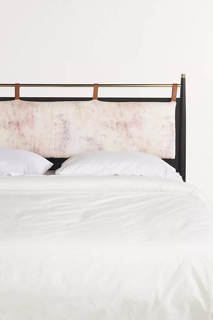 talent design, modern meşe karyola, pirinç detaylı yatak başlığı, askılı başlıklı ahşap karyola, doğal tonlarda sade yatak tasarımı, çağdaş çizgili meşe yatak, minimal ve zarif karyola modeli, doğal masif ahşap yatak çerçevesi, şık başlık detaylı modern yatak, iç mekan için sade ve şık karyola, temiz formlu tasarım yatak, yatak odası için fonksiyonel modern mobilya, yıkanabilir başlıklı karyola önerisi
