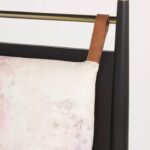 talent design, modern meşe karyola, pirinç detaylı yatak başlığı, askılı başlıklı ahşap karyola, doğal tonlarda sade yatak tasarımı, çağdaş çizgili meşe yatak, minimal ve zarif karyola modeli, doğal masif ahşap yatak çerçevesi, şık başlık detaylı modern yatak, iç mekan için sade ve şık karyola, temiz formlu tasarım yatak, yatak odası için fonksiyonel modern mobilya, yıkanabilir başlıklı karyola önerisi
