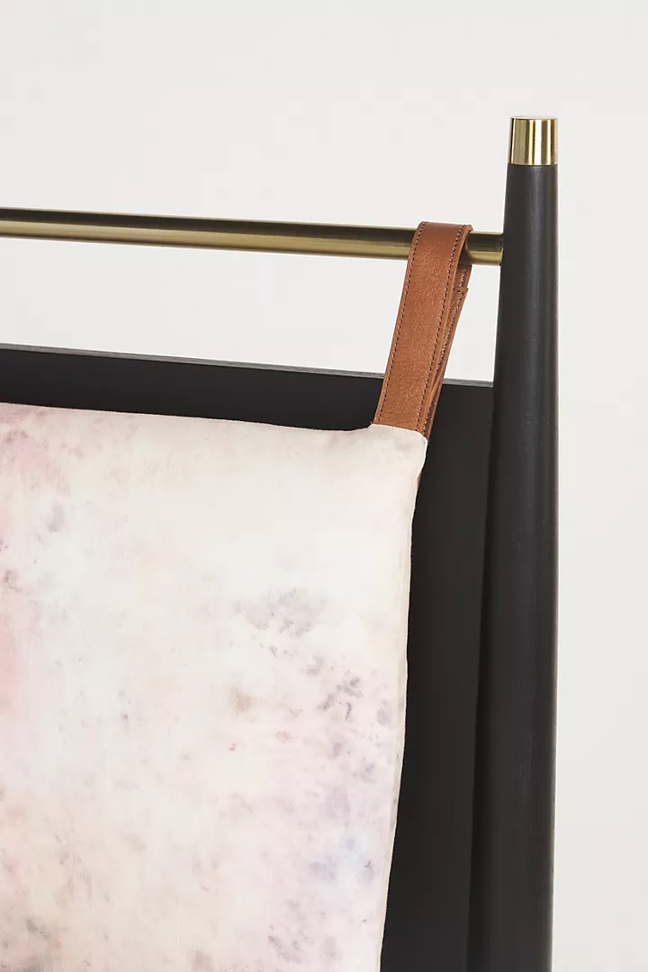 talent design, modern meşe karyola, pirinç detaylı yatak başlığı, askılı başlıklı ahşap karyola, doğal tonlarda sade yatak tasarımı, çağdaş çizgili meşe yatak, minimal ve zarif karyola modeli, doğal masif ahşap yatak çerçevesi, şık başlık detaylı modern yatak, iç mekan için sade ve şık karyola, temiz formlu tasarım yatak, yatak odası için fonksiyonel modern mobilya, yıkanabilir başlıklı karyola önerisi