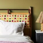 talent design, modern meşe karyola, pirinç detaylı yatak başlığı, askılı başlıklı ahşap karyola, doğal tonlarda sade yatak tasarımı, çağdaş çizgili meşe yatak, minimal ve zarif karyola modeli, doğal masif ahşap yatak çerçevesi, şık başlık detaylı modern yatak, iç mekan için sade ve şık karyola, temiz formlu tasarım yatak, yatak odası için fonksiyonel modern mobilya, yıkanabilir başlıklı karyola önerisi