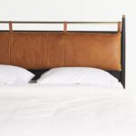 talent design, modern meşe karyola, pirinç detaylı yatak başlığı, askılı başlıklı ahşap karyola, doğal tonlarda sade yatak tasarımı, çağdaş çizgili meşe yatak, minimal ve zarif karyola modeli, doğal masif ahşap yatak çerçevesi, şık başlık detaylı modern yatak, iç mekan için sade ve şık karyola, temiz formlu tasarım yatak, yatak odası için fonksiyonel modern mobilya, yıkanabilir başlıklı karyola önerisi