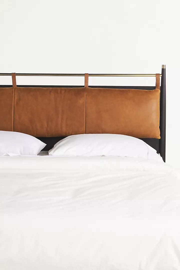 talent design, modern meşe karyola, pirinç detaylı yatak başlığı, askılı başlıklı ahşap karyola, doğal tonlarda sade yatak tasarımı, çağdaş çizgili meşe yatak, minimal ve zarif karyola modeli, doğal masif ahşap yatak çerçevesi, şık başlık detaylı modern yatak, iç mekan için sade ve şık karyola, temiz formlu tasarım yatak, yatak odası için fonksiyonel modern mobilya, yıkanabilir başlıklı karyola önerisi