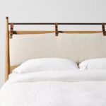 talent design, modern meşe karyola, pirinç detaylı yatak başlığı, askılı başlıklı ahşap karyola, doğal tonlarda sade yatak tasarımı, çağdaş çizgili meşe yatak, minimal ve zarif karyola modeli, doğal masif ahşap yatak çerçevesi, şık başlık detaylı modern yatak, iç mekan için sade ve şık karyola, temiz formlu tasarım yatak, yatak odası için fonksiyonel modern mobilya, yıkanabilir başlıklı karyola önerisi