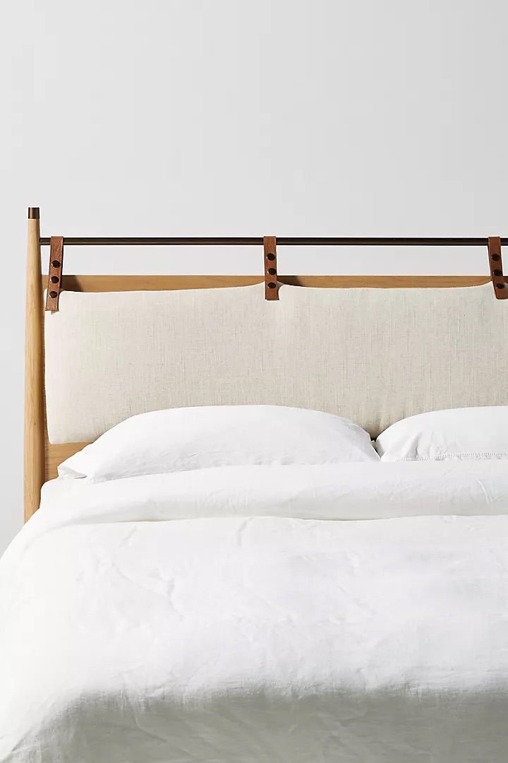 talent design, modern meşe karyola, pirinç detaylı yatak başlığı, askılı başlıklı ahşap karyola, doğal tonlarda sade yatak tasarımı, çağdaş çizgili meşe yatak, minimal ve zarif karyola modeli, doğal masif ahşap yatak çerçevesi, şık başlık detaylı modern yatak, iç mekan için sade ve şık karyola, temiz formlu tasarım yatak, yatak odası için fonksiyonel modern mobilya, yıkanabilir başlıklı karyola önerisi