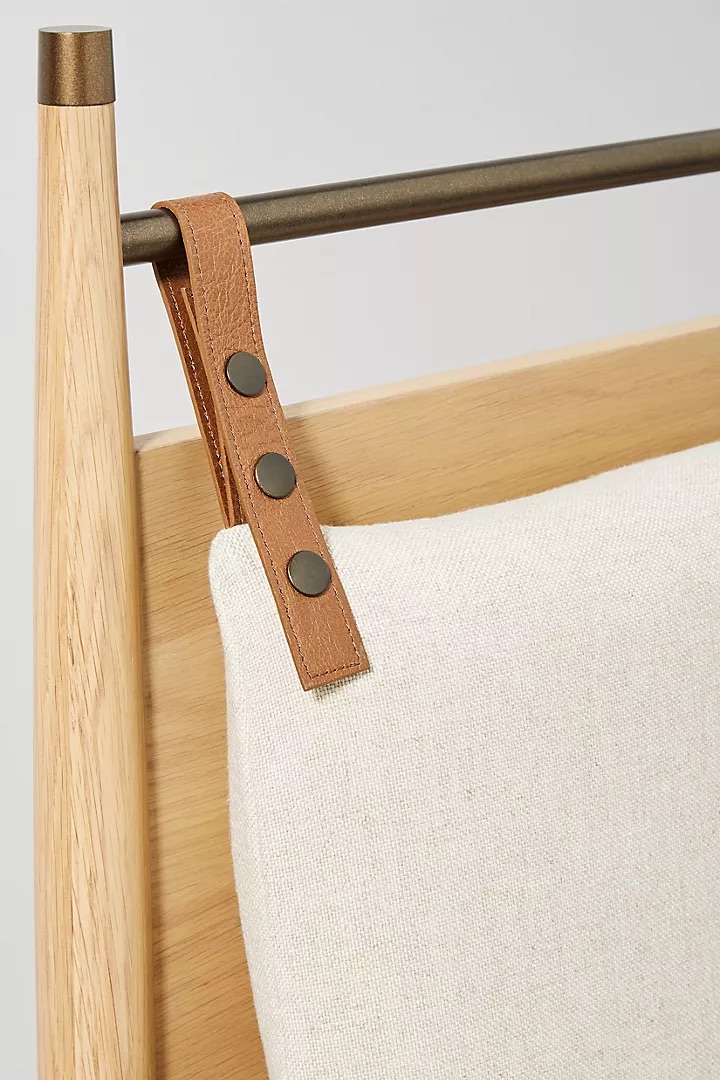 talent design, modern meşe karyola, pirinç detaylı yatak başlığı, askılı başlıklı ahşap karyola, doğal tonlarda sade yatak tasarımı, çağdaş çizgili meşe yatak, minimal ve zarif karyola modeli, doğal masif ahşap yatak çerçevesi, şık başlık detaylı modern yatak, iç mekan için sade ve şık karyola, temiz formlu tasarım yatak, yatak odası için fonksiyonel modern mobilya, yıkanabilir başlıklı karyola önerisi