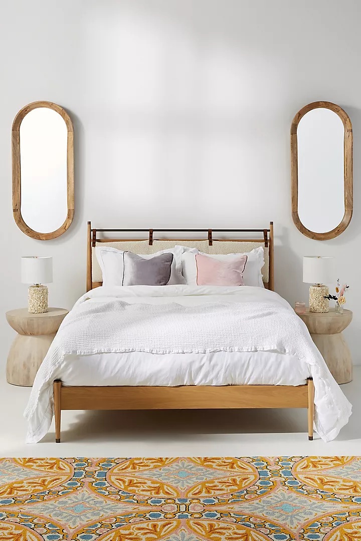 talent design, modern meşe karyola, pirinç detaylı yatak başlığı, askılı başlıklı ahşap karyola, doğal tonlarda sade yatak tasarımı, çağdaş çizgili meşe yatak, minimal ve zarif karyola modeli, doğal masif ahşap yatak çerçevesi, şık başlık detaylı modern yatak, iç mekan için sade ve şık karyola, temiz formlu tasarım yatak, yatak odası için fonksiyonel modern mobilya, yıkanabilir başlıklı karyola önerisi