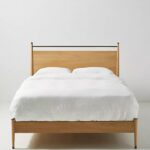 talent design, modern meşe karyola, pirinç detaylı yatak başlığı, askılı başlıklı ahşap karyola, doğal tonlarda sade yatak tasarımı, çağdaş çizgili meşe yatak, minimal ve zarif karyola modeli, doğal masif ahşap yatak çerçevesi, şık başlık detaylı modern yatak, iç mekan için sade ve şık karyola, temiz formlu tasarım yatak, yatak odası için fonksiyonel modern mobilya, yıkanabilir başlıklı karyola önerisi