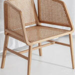 hasır sırtlı sandalye, rattan kolçaklı sandalye, meşe iskeletli sandalye, doğal dokulu sandalye, kolçaklı yemek sandalyesi, bohem stil sandalye, iç mekân için şık sandalye, modern rattan sandalye, el yapımı ahşap sandalye, özel üretim sandalye, özel ölçü kolçaklı sandalye, sipariş mobilya üretimi, ısmarlama sandalye tasarımı, Talent Design sandalye, rustik modern sandalye, sıcak tonlu doğal sandalye, meşe ve rattan uyumlu sandalye, çağdaş çizgili oturma sandalyesi