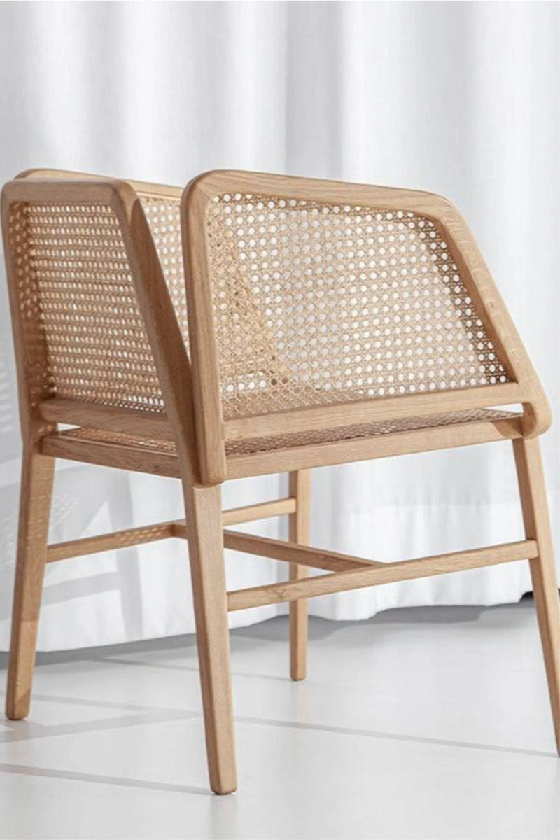 hasır sırtlı sandalye, rattan kolçaklı sandalye, meşe iskeletli sandalye, doğal dokulu sandalye, kolçaklı yemek sandalyesi, bohem stil sandalye, iç mekân için şık sandalye, modern rattan sandalye, el yapımı ahşap sandalye, özel üretim sandalye, özel ölçü kolçaklı sandalye, sipariş mobilya üretimi, ısmarlama sandalye tasarımı, Talent Design sandalye, rustik modern sandalye, sıcak tonlu doğal sandalye, meşe ve rattan uyumlu sandalye, çağdaş çizgili oturma sandalyesi