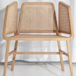 hasır sırtlı sandalye, rattan kolçaklı sandalye, meşe iskeletli sandalye, doğal dokulu sandalye, kolçaklı yemek sandalyesi, bohem stil sandalye, iç mekân için şık sandalye, modern rattan sandalye, el yapımı ahşap sandalye, özel üretim sandalye, özel ölçü kolçaklı sandalye, sipariş mobilya üretimi, ısmarlama sandalye tasarımı, Talent Design sandalye, rustik modern sandalye, sıcak tonlu doğal sandalye, meşe ve rattan uyumlu sandalye, çağdaş çizgili oturma sandalyesi