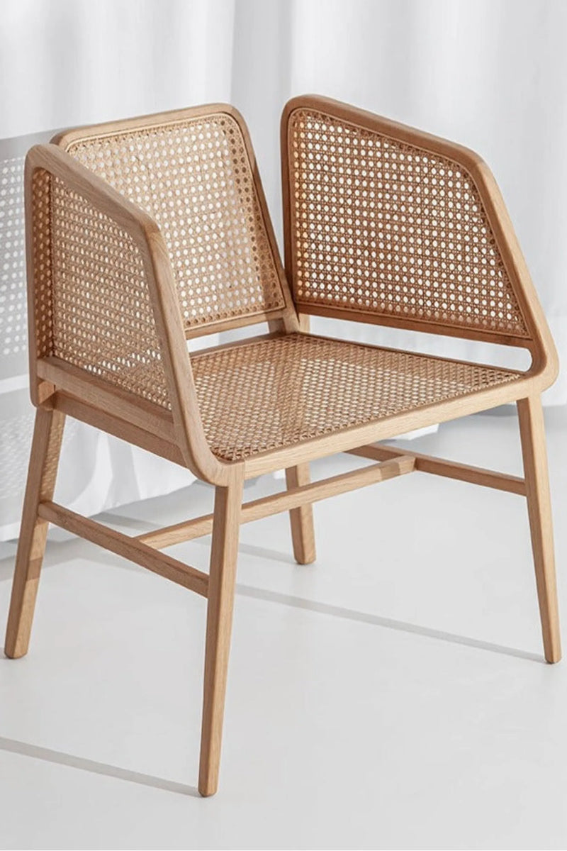 hasır sırtlı sandalye, rattan kolçaklı sandalye, meşe iskeletli sandalye, doğal dokulu sandalye, kolçaklı yemek sandalyesi, bohem stil sandalye, iç mekân için şık sandalye, modern rattan sandalye, el yapımı ahşap sandalye, özel üretim sandalye, özel ölçü kolçaklı sandalye, sipariş mobilya üretimi, ısmarlama sandalye tasarımı, Talent Design sandalye, rustik modern sandalye, sıcak tonlu doğal sandalye, meşe ve rattan uyumlu sandalye, çağdaş çizgili oturma sandalyesi