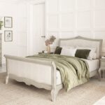 talent design doğal meşe karyola, talent design furniture Fransız luikenz ayaklı yatak, talent design sade döşemeli klasik yatak, talent design ahşap iskeletli başlıklı karyola, talent design furniture zarif çizgili yatak modeli, talent design oymalı etekli meşe yatak, talent design modern klasik yatak tasarımı, talent design furniture vintage görünüm yatak odası mobilyası, talent design pastel tonlarda döşemeli karyola, talent design yatak odası için el işçiliği meşe yatak, talent design furniture estetik ve doğal ahşap yatak, talent design lüks ama sade yatak tasarımı, talent design iç mekan için Fransız stili döşemeli karyola