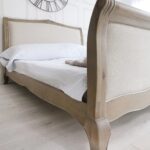 talent design doğal meşe karyola, talent design furniture Fransız luikenz ayaklı yatak, talent design sade döşemeli klasik yatak, talent design ahşap iskeletli başlıklı karyola, talent design furniture zarif çizgili yatak modeli, talent design oymalı etekli meşe yatak, talent design modern klasik yatak tasarımı, talent design furniture vintage görünüm yatak odası mobilyası, talent design pastel tonlarda döşemeli karyola, talent design yatak odası için el işçiliği meşe yatak, talent design furniture estetik ve doğal ahşap yatak, talent design lüks ama sade yatak tasarımı, talent design iç mekan için Fransız stili döşemeli karyola