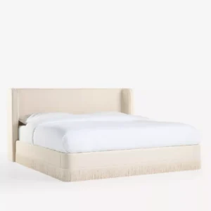 krem karyola, saçak detaylı yatak, baza tipi yatak modeli, zarif başlıklı yatak, minimal tasarım karyola, döşemeli modern yatak, yumuşak hatlı baza, iç mekan için şık yatak, iç mimari yatak önerisi, sade çizgili yatak tasarımı, lüks kumaş kaplama baza, özel ölçü karyola, sipariş üzerine üretilen yatak, Talent Design yatak modeli, Esra koleksiyon karyola, dekoratif baza modeli, iç mekana uyumlu zarif karyola, modern klasik yatak stili, ısmarlama üretim baza yatak, kişiye özel üretim yatak