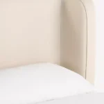 krem karyola, saçak detaylı yatak, baza tipi yatak modeli, zarif başlıklı yatak, minimal tasarım karyola, döşemeli modern yatak, yumuşak hatlı baza, iç mekan için şık yatak, iç mimari yatak önerisi, sade çizgili yatak tasarımı, lüks kumaş kaplama baza, özel ölçü karyola, sipariş üzerine üretilen yatak, Talent Design yatak modeli, Esra koleksiyon karyola, dekoratif baza modeli, iç mekana uyumlu zarif karyola, modern klasik yatak stili, ısmarlama üretim baza yatak, kişiye özel üretim yatak
