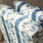 talent design, kavisli kollu koltuk, torna ayaklı koltuk, ikat desenli koltuk, mavi beyaz keten koltuk, doğal kumaş döşemeli koltuk, salon koltuk modeli, klasik konforlu tekli koltuk, rustik detaylı koltuk, oturma odası için koltuk, keten döşemeli berjer, desenli rahat koltuk, el işçiliği ahşap ayak koltuk