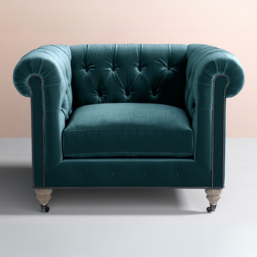 talent design, ipek kadife chester koltuk, İngiliz tarzı kapitone tekli koltuk, torna ayaklı lüks koltuk, klasik modern harmanı koltuk tasarımı, geniş oturumlu rahat koltuk, zarif ve dikkat çekici salon koltuğu, düğme detaylı kadife döşemeli koltuk, oturma odası için chester stil koltuk, tekerlekli torna ayaklı koltuk modeli, koyu tonlu duvar dekoruna uyumlu koltuk, iç mekan için prestijli koltuk seçeneği, retro çizgili tekli koltuk tasarımı