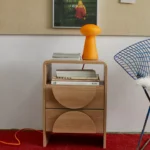 meşe çift çekmeceli komodin, masif meşe komodin, modern ahşap komodin, doğal meşe komodin modeli, minimal komodin tasarımı, fonksiyonel yatak başı dolabı, iç mekâna uygun komodin, şık ve dayanıklı komodin, sade tasarım komodin, çekmeceli meşe gece dolabı, Talent Design komodin, doğal ahşap komodin, özel üretim komodin, özel ölçü komodin modeli, sipariş mobilya üretimi, ısmarlama komodin tasarımı, estetik fonksiyonel komodin, bohem meşe komodin, çağdaş iç mekan komodini