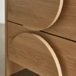 meşe çift çekmeceli komodin, masif meşe komodin, modern ahşap komodin, doğal meşe komodin modeli, minimal komodin tasarımı, fonksiyonel yatak başı dolabı, iç mekâna uygun komodin, şık ve dayanıklı komodin, sade tasarım komodin, çekmeceli meşe gece dolabı, Talent Design komodin, doğal ahşap komodin, özel üretim komodin, özel ölçü komodin modeli, sipariş mobilya üretimi, ısmarlama komodin tasarımı, estetik fonksiyonel komodin, bohem meşe komodin, çağdaş iç mekan komodini