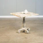 talent design, kestane eskitme masa, kare yemek masası, masif kestane masa, rustik kare masa, doğal ahşap masa, el yapımı masa, eskitme yüzeyli masa, bohem tarz masa, vintage ahşap masa, iç mekan yemek masası, modern rustik masa, kompakt ahşap masa, küçük alanlar için masa, dekoratif kare masa, sürdürülebilir mobilya tasarımı, oturma alanı için doğal masa