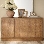 talent design, lunor şifonyer, masif meşe şifonyer, fırçalı meşe mobilya, kare form şifonyer, çekmeceli şifonyer, rustik ahşap şifonyer, modern country şifonyer, minimal tasarım şifonyer, doğal dokulu şifonyer, sade çizgili şifonyer, kompakt depolama ünitesi, iç mekan şık depolama çözümü, doğal ahşap komodin, meşe ağacı şifonyer, kare hatlı mobilya tasarımı, bohem tarz mobilya, fonksiyonel şifonyer modeli