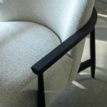 talent design, mella koltuk, siyah lake koltuk, iskelet ahşap koltuk, boucle döşemeli koltuk, iskandinav tarz koltuk, modern iç mekân koltuğu, zarif detaylı koltuk, minimal tasarım koltuk, meşe ahşap koltuk, konforlu oturma koltuğu, salon koltuk önerisi, doğal dokulu koltuk, iç mimari uyumlu koltuk, şık ve sade koltuk modeli