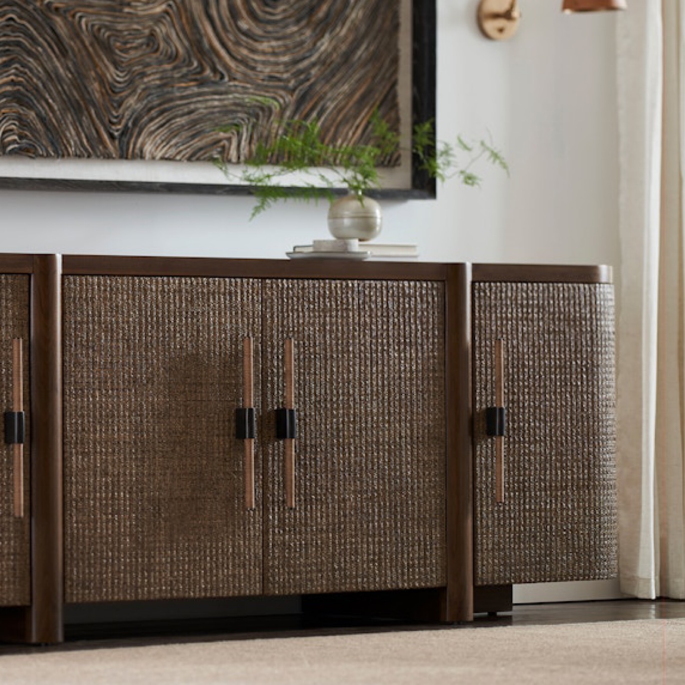 hasır rattan büfe, bombeli kapaklı büfe, modern bohem büfe tasarımı, minimal çizgili büfe, doğal rattan dokulu dolap, iç mekân için dekoratif büfe, organik formlu kapaklı büfe, salon için modern büfe, el yapımı büfe mobilyası, ceviz detaylı büfe, özel üretim tasarım büfe, özel ölçü büfe dolap, sipariş mobilya üretimi, ısmarlama büfe modeli, Talent Design büfe, çağdaş rattan büfe, kıvrımlı kapak detaylı büfe, tasarım mobilya önerisi