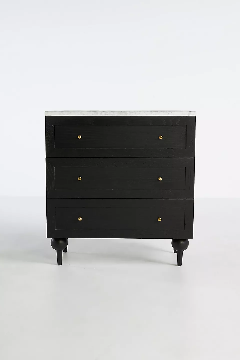 siyah şifonyer, mermer tablalı şifonyer, 3 çekmeceli dolap, minimal şifonyer modeli, top ayaklı şifonyer, modern klasik komodin, lüks görünümlü şifonyer, iç mekan mobilya önerisi, Amerikan lake yüzeyli dolap, sade şifonyer tasarımı, küçük alanlara uygun şifonyer, estetik çekmeceli dolap, retro detaylı saklama ünitesi, zarif depolama mobilyası, modern tasarım şifonyer, koyu renk şifonyer modeli, doğal mermer üst yüzeyli mobilya, ev dekorasyonunda şık şifonyer, Talent Design şifonyer, Norra koleksiyon şifonyer