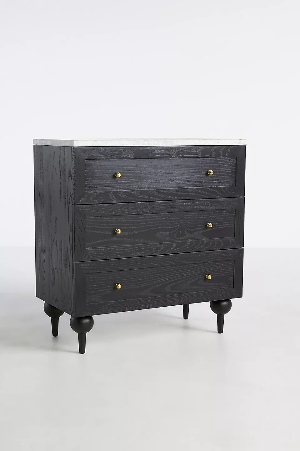siyah şifonyer, mermer tablalı şifonyer, 3 çekmeceli dolap, minimal şifonyer modeli, top ayaklı şifonyer, modern klasik komodin, lüks görünümlü şifonyer, iç mekan mobilya önerisi, Amerikan lake yüzeyli dolap, sade şifonyer tasarımı, küçük alanlara uygun şifonyer, estetik çekmeceli dolap, retro detaylı saklama ünitesi, zarif depolama mobilyası, modern tasarım şifonyer, koyu renk şifonyer modeli, doğal mermer üst yüzeyli mobilya, ev dekorasyonunda şık şifonyer, Talent Design şifonyer, Norra koleksiyon şifonyer