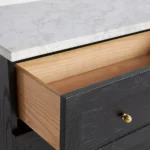 siyah şifonyer, mermer tablalı şifonyer, 3 çekmeceli dolap, minimal şifonyer modeli, top ayaklı şifonyer, modern klasik komodin, lüks görünümlü şifonyer, iç mekan mobilya önerisi, Amerikan lake yüzeyli dolap, sade şifonyer tasarımı, küçük alanlara uygun şifonyer, estetik çekmeceli dolap, retro detaylı saklama ünitesi, zarif depolama mobilyası, modern tasarım şifonyer, koyu renk şifonyer modeli, doğal mermer üst yüzeyli mobilya, ev dekorasyonunda şık şifonyer, Talent Design şifonyer, Norra koleksiyon şifonyer