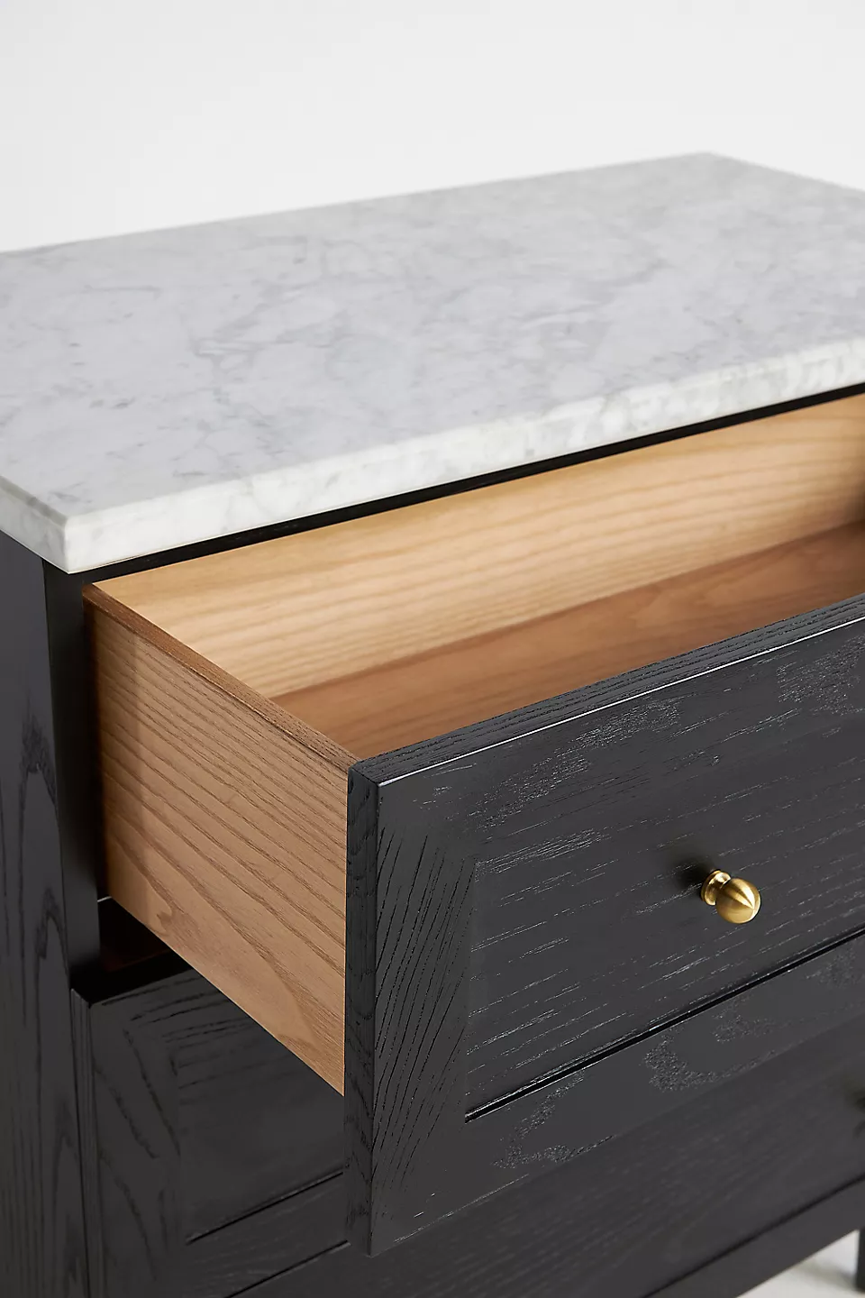 siyah şifonyer, mermer tablalı şifonyer, 3 çekmeceli dolap, minimal şifonyer modeli, top ayaklı şifonyer, modern klasik komodin, lüks görünümlü şifonyer, iç mekan mobilya önerisi, Amerikan lake yüzeyli dolap, sade şifonyer tasarımı, küçük alanlara uygun şifonyer, estetik çekmeceli dolap, retro detaylı saklama ünitesi, zarif depolama mobilyası, modern tasarım şifonyer, koyu renk şifonyer modeli, doğal mermer üst yüzeyli mobilya, ev dekorasyonunda şık şifonyer, Talent Design şifonyer, Norra koleksiyon şifonyer