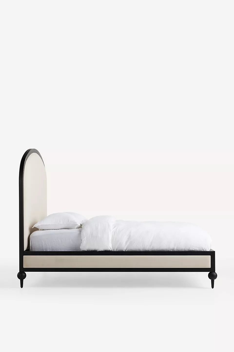 siyah çerçeveli yatak, krem döşemeli karyola, minimal tasarım yatak, top ayaklı yatak modeli, modern klasik yatak, ahşap çerçeveli karyola, iç mekan uyumlu yatak, sade şık yatak modeli, Talent Design karyola, Norra yatak tasarımı, zarif yatak başlığı, doğal malzemeli yatak, yatak odası dekorasyon önerisi, kompakt modern karyola, dekoratif yatak başlığı, masif ahşap karyola, koyu çerçeveli açık döşeme yatak, iç mimarlık yatak önerisi, skandinav esintili yatak, lüks modern yatak tasarımı