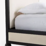 siyah çerçeveli yatak, krem döşemeli karyola, minimal tasarım yatak, top ayaklı yatak modeli, modern klasik yatak, ahşap çerçeveli karyola, iç mekan uyumlu yatak, sade şık yatak modeli, Talent Design karyola, Norra yatak tasarımı, zarif yatak başlığı, doğal malzemeli yatak, yatak odası dekorasyon önerisi, kompakt modern karyola, dekoratif yatak başlığı, masif ahşap karyola, koyu çerçeveli açık döşeme yatak, iç mimarlık yatak önerisi, skandinav esintili yatak, lüks modern yatak tasarımı