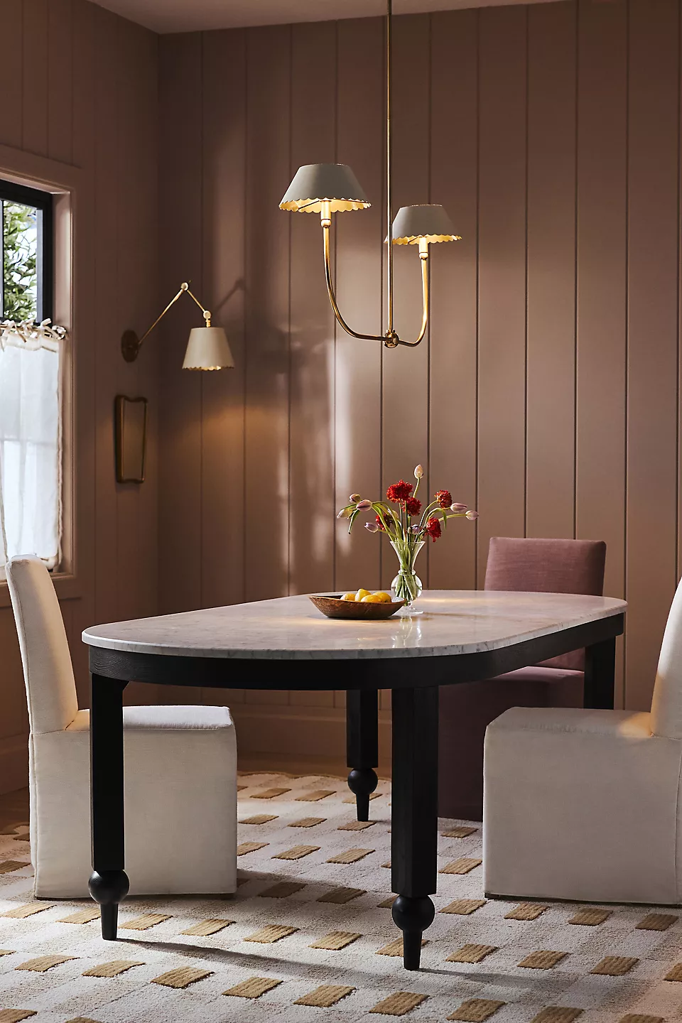 siyah lake yemek masası, mermer tablalı masa, oval masa tasarımı, top ayaklı modern masa, Amerikan lake yemek masası, Norra koleksiyon yemek masası, iç mimari uyumlu masa, sade ve şık yemek masası, minimal çizgili masa modeli, salon için lüks masa önerisi, zarif çizgilere sahip masa, doğal taş masa tablası, iç mekanlara özel masa, ısmarlama mobilya yemek masası, özel üretim mermer masa, ölçüye göre üretilen masa, dekoratif yemek alanı masası, Talent Design masa modeli, çağdaş yemek odası tasarımı
