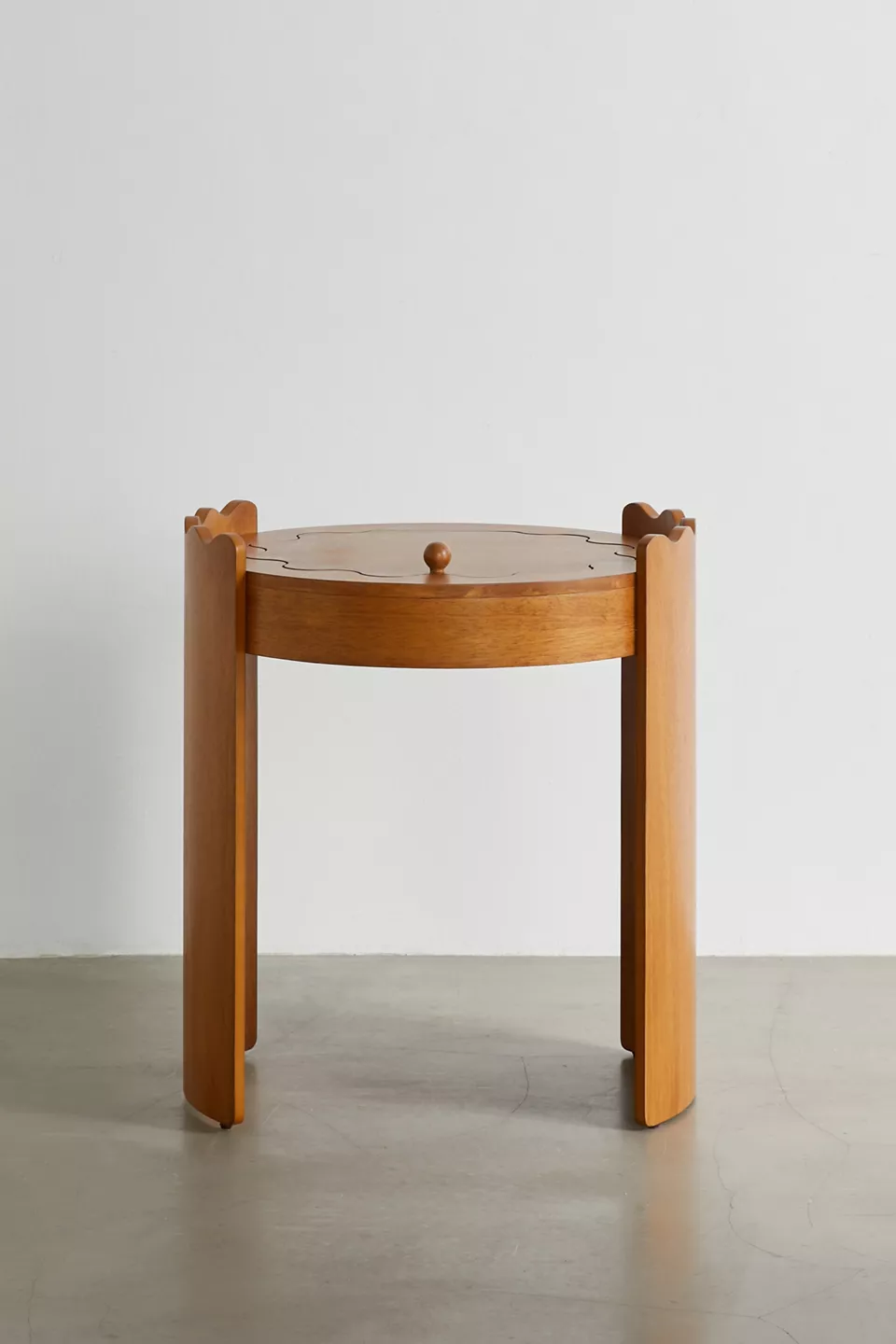 talent design, orka makyaj masası, yuvarlak tasarım masa, aynalı makyaj ünitesi, bohem tarz makyaj masası, kapaklı makyaj masası, ahşap makyaj masası, doğal ceviz görünümlü masa, skandinav stil masa, minimal depolama alanı, iç mekân dekoratif masa, zarif ve eğlenceli makyaj masası, el işçiliği ahşap mobilya, dekoratif kadın masası