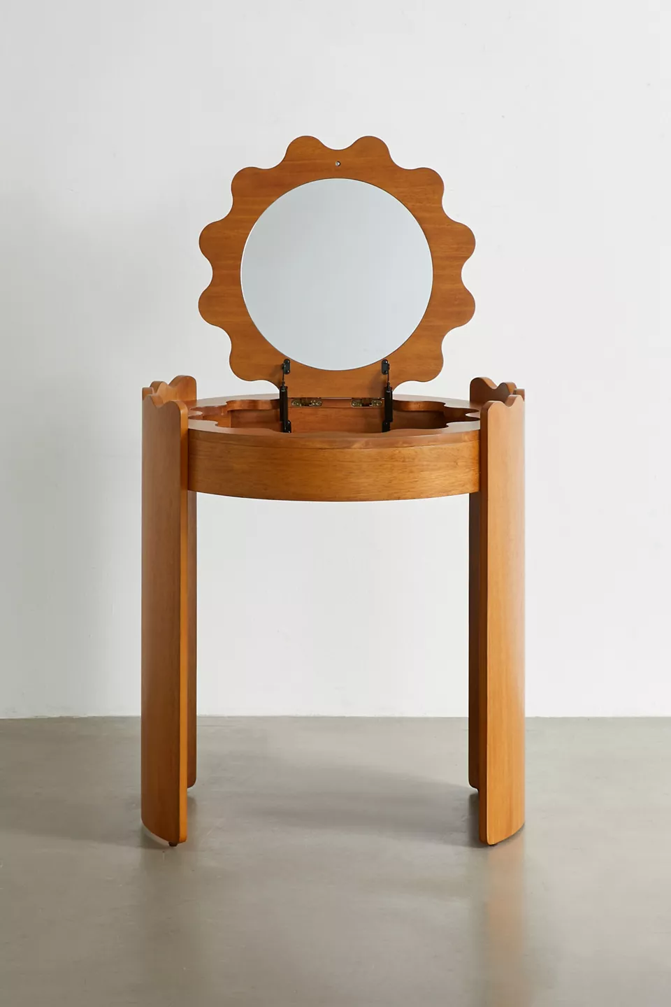 talent design, orka makyaj masası, yuvarlak tasarım masa, aynalı makyaj ünitesi, bohem tarz makyaj masası, kapaklı makyaj masası, ahşap makyaj masası, doğal ceviz görünümlü masa, skandinav stil masa, minimal depolama alanı, iç mekân dekoratif masa, zarif ve eğlenceli makyaj masası, el işçiliği ahşap mobilya, dekoratif kadın masası