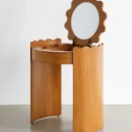 talent design, orka makyaj masası, yuvarlak tasarım masa, aynalı makyaj ünitesi, bohem tarz makyaj masası, kapaklı makyaj masası, ahşap makyaj masası, doğal ceviz görünümlü masa, skandinav stil masa, minimal depolama alanı, iç mekân dekoratif masa, zarif ve eğlenceli makyaj masası, el işçiliği ahşap mobilya, dekoratif kadın masası