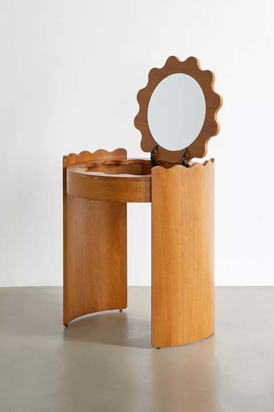 talent design, orka makyaj masası, yuvarlak tasarım masa, aynalı makyaj ünitesi, bohem tarz makyaj masası, kapaklı makyaj masası, ahşap makyaj masası, doğal ceviz görünümlü masa, skandinav stil masa, minimal depolama alanı, iç mekân dekoratif masa, zarif ve eğlenceli makyaj masası, el işçiliği ahşap mobilya, dekoratif kadın masası