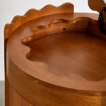 talent design, orka makyaj masası, yuvarlak tasarım masa, aynalı makyaj ünitesi, bohem tarz makyaj masası, kapaklı makyaj masası, ahşap makyaj masası, doğal ceviz görünümlü masa, skandinav stil masa, minimal depolama alanı, iç mekân dekoratif masa, zarif ve eğlenceli makyaj masası, el işçiliği ahşap mobilya, dekoratif kadın masası