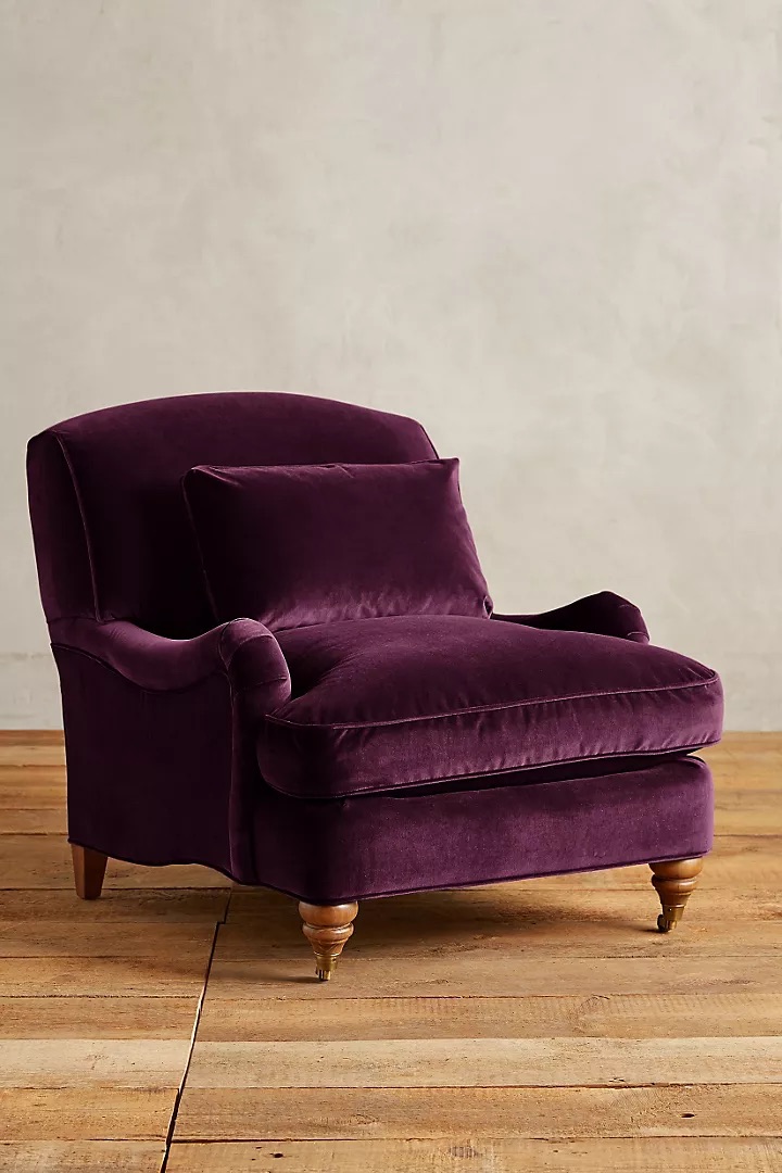 talent design, ipek kadife mor koltuk, torna ayaklı klasik tekli koltuk, İngiliz tarzı bohem koltuk, kıvrımlı kollu rahat oturumlu koltuk, gösterişli salon koltuğu tasarımı, vintage etkili döşemeli koltuk, yumuşak kadife döşemeli oturma koltuğu, zarif ve dekoratif koltuk modeli, iç mekan için lüks tekli koltuk, retro detaylı koltuk tasarımı, ahşap ayaklı geniş oturum koltuğu, klasik-modern harman koltuk önerisi
