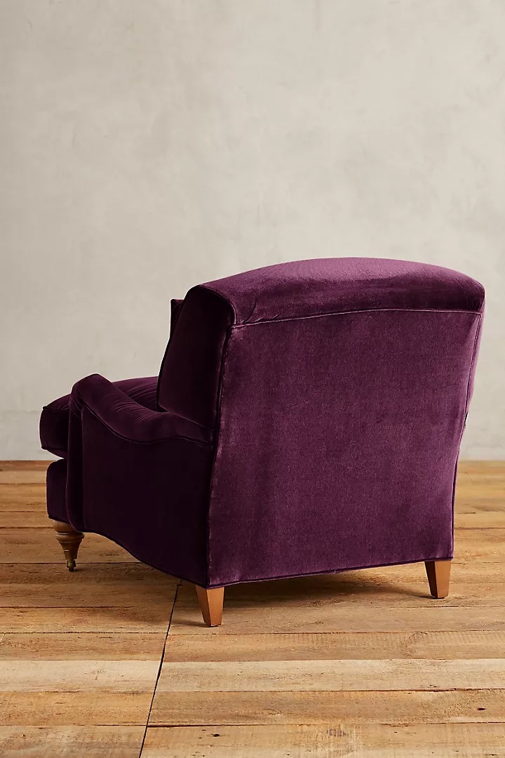 talent design, ipek kadife mor koltuk, torna ayaklı klasik tekli koltuk, İngiliz tarzı bohem koltuk, kıvrımlı kollu rahat oturumlu koltuk, gösterişli salon koltuğu tasarımı, vintage etkili döşemeli koltuk, yumuşak kadife döşemeli oturma koltuğu, zarif ve dekoratif koltuk modeli, iç mekan için lüks tekli koltuk, retro detaylı koltuk tasarımı, ahşap ayaklı geniş oturum koltuğu, klasik-modern harman koltuk önerisi