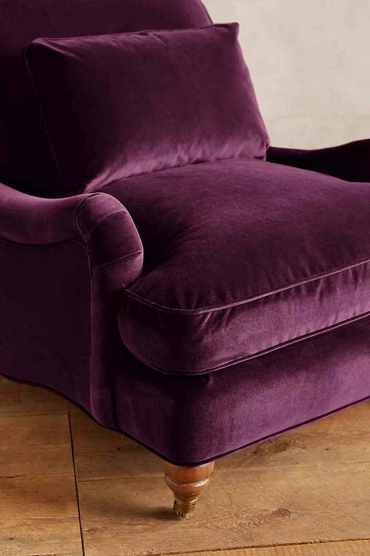 talent design, ipek kadife mor koltuk, torna ayaklı klasik tekli koltuk, İngiliz tarzı bohem koltuk, kıvrımlı kollu rahat oturumlu koltuk, gösterişli salon koltuğu tasarımı, vintage etkili döşemeli koltuk, yumuşak kadife döşemeli oturma koltuğu, zarif ve dekoratif koltuk modeli, iç mekan için lüks tekli koltuk, retro detaylı koltuk tasarımı, ahşap ayaklı geniş oturum koltuğu, klasik-modern harman koltuk önerisi